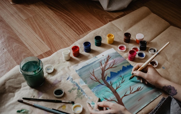 Mãos cortadas pintando