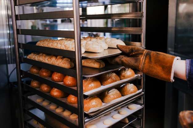 Mãos cortadas preparando doces em uma padaria