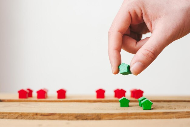 Foto mãos cortadas segurando brinquedos coloridos sobre uma mesa de madeira