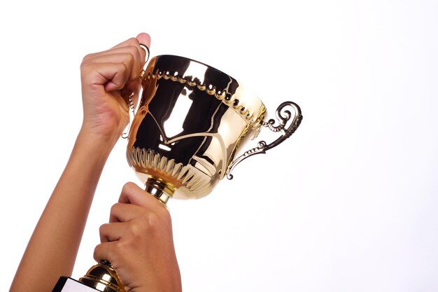 Foto mãos cortadas segurando troféu contra fundo branco