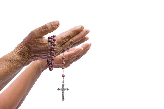 Foto mãos cortadas segurando um crucifixo em um rosário contra um fundo branco