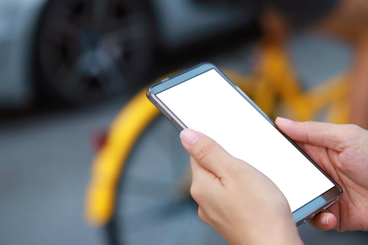 Foto mãos cortadas segurando um telefone celular