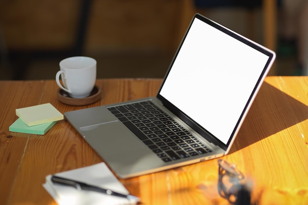 Foto mãos cortadas usando laptop na mesa