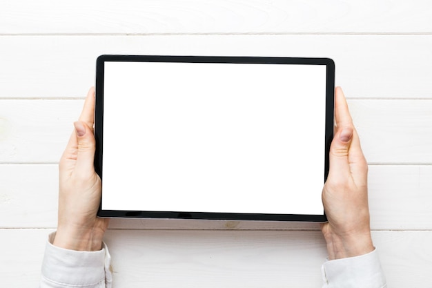 Mãos cortadas usando tablet digital contra fundo branco
