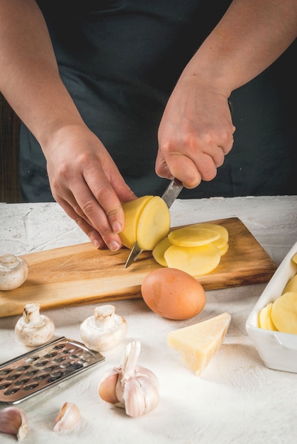 Mãos, corte, batata, cercado, por, ingredientes