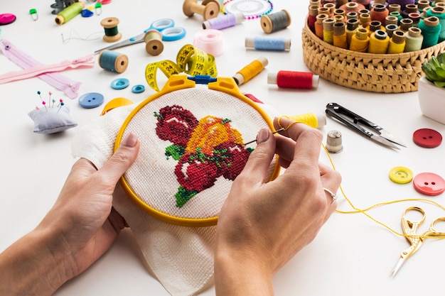 Foto mãos costurando uma fruta bonito design vista alta