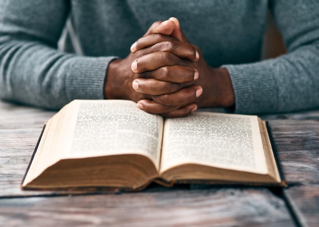 mãos da Bíblia e pessoa cristã lendo livro em religião espiritual para paz orientação e aprendizagem educação de perto ou adoração com louvor escritura e gratidão com oração fé e evangelho