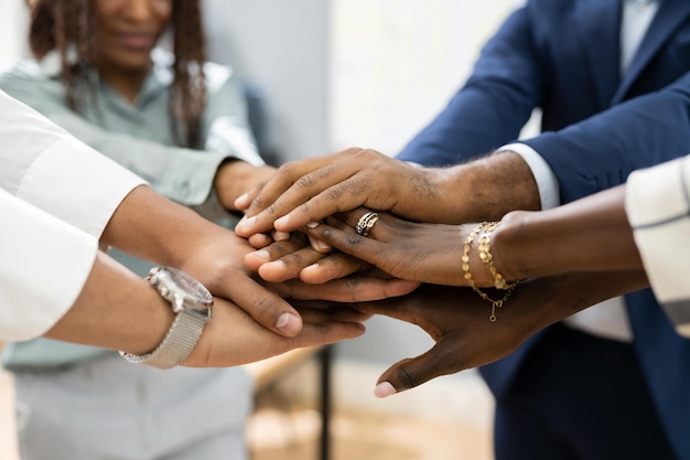 Mãos da equipe de negócios africana