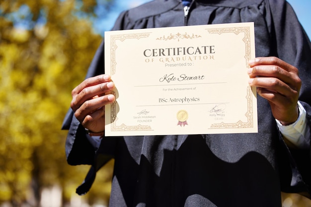 Mãos da faculdade e close-up de um diploma de graduação para conquista de sucesso ou objetivo bolsa de estudos e zoom de estudante de pós-graduação ou pessoa segurando diploma ou rolagem de diploma para educação