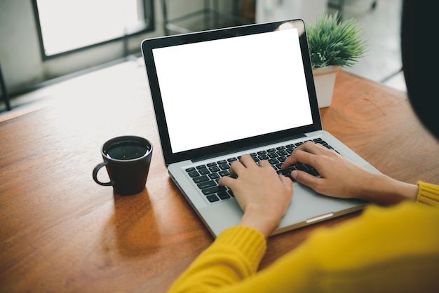 Mãos da mulher digitando computador portátil com tela em branco para mapear o plano de fundo do modelo