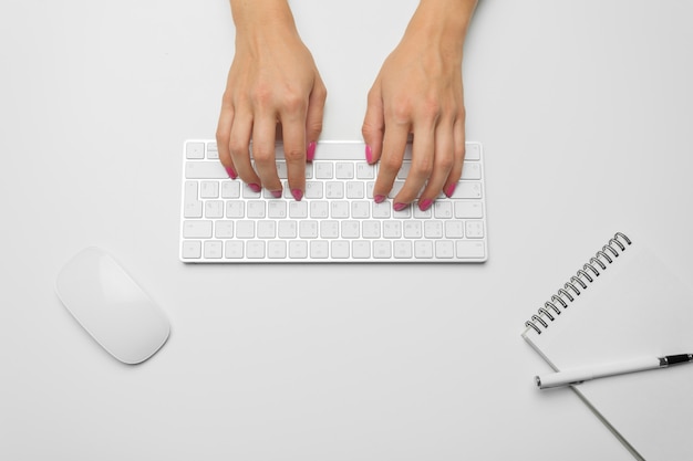 Foto mãos da mulher em um teclado