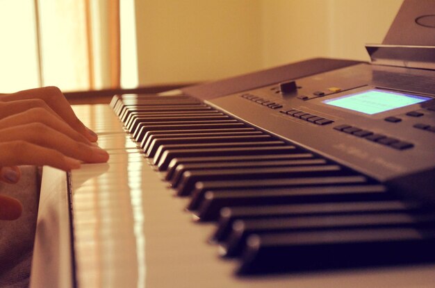 Mãos da pessoa tocando piano