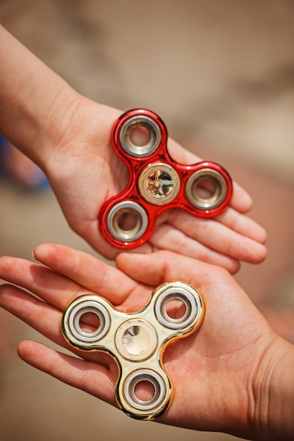 Mãos das crianças que guardam giradores da mão do fidgqet. brinquedo moderno e popular para crianças e adultos.