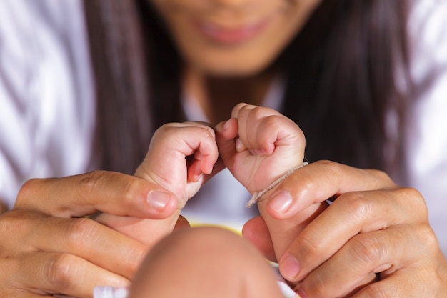 Foto mãos, de, bebê recém-nascido