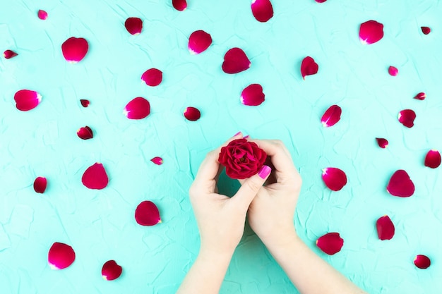 Foto mãos de beleza com flores maquiagem