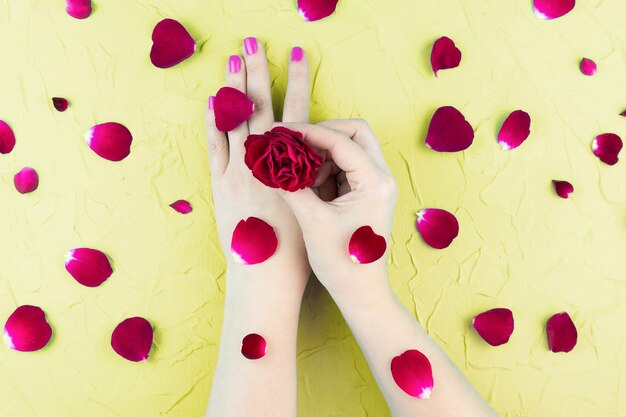 Foto mãos de beleza com flores maquiagem