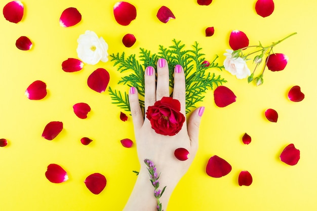 Mãos de beleza com flores maquiagem