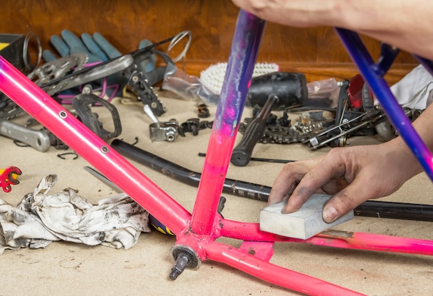 Mãos de bicicleta verdadeira mecânica de lixar bicicleta