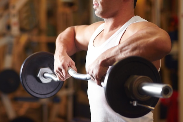 Mãos de braço e barra de levantamento de homem para circuito de levantamento de força de treino de ginástica ou treinamento de fisiculturista para foco em saúde ou força física Levantamento de peso para desenvolvimento muscular ou pesos para pessoa se exercitando