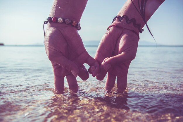 Foto mãos de casal na praia