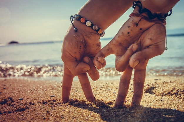 Mãos de casal na praia