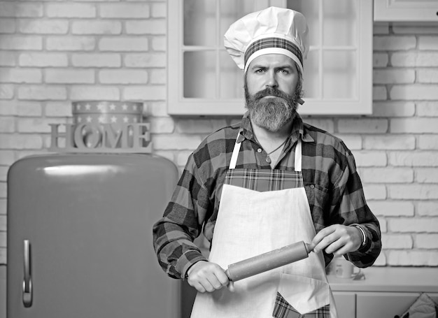 Mãos de chef cozinhando macarrão italiano no fundo da mesa de madeira