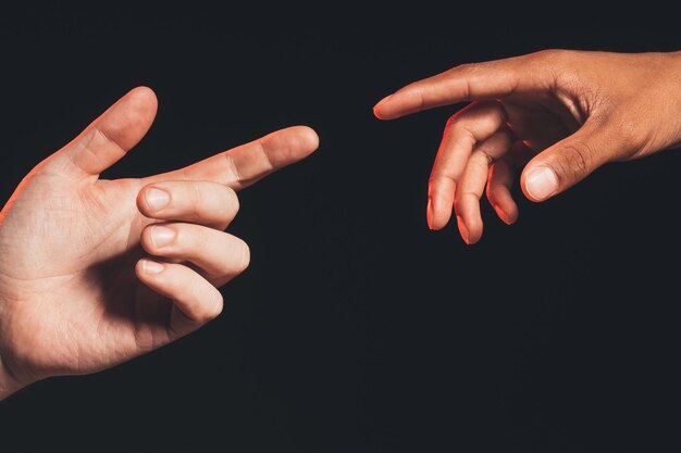 Mãos de closeup diversas étnicas de amizade racial