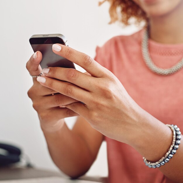 Foto mãos de comunicação ou designer com telefone para tecnologia de mídia social ou digitação on-line em site rede de pesquisa ou close-up de mulher no escritório mensagens de texto em blog para atualização em aplicativo móvel