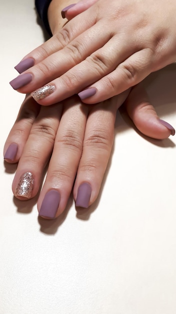 Mãos de correção de unhas de manicure de extensão de unhas acrílicas em primeiro plano Design reflexivo