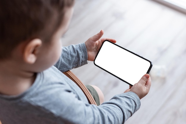 Crianças Com O Telefone Celular Exterior Dois Meninos Que Sorriem