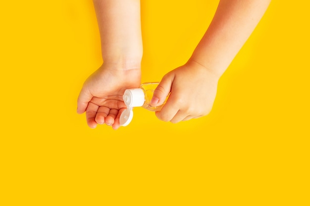 Foto mãos de criança usando desinfetante