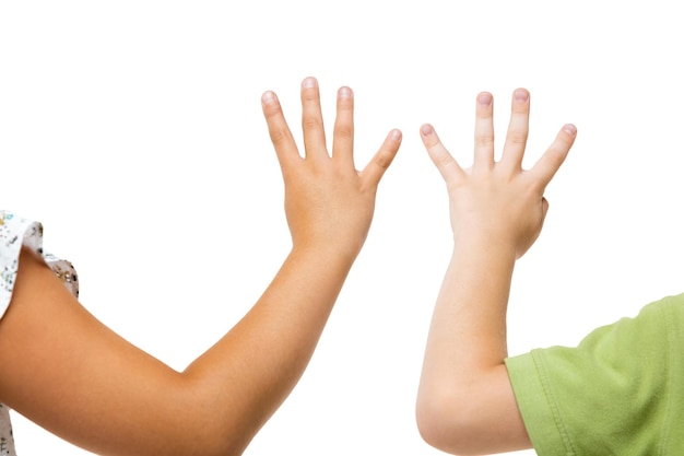 Mãos de crianças gesticulando em fundo branco