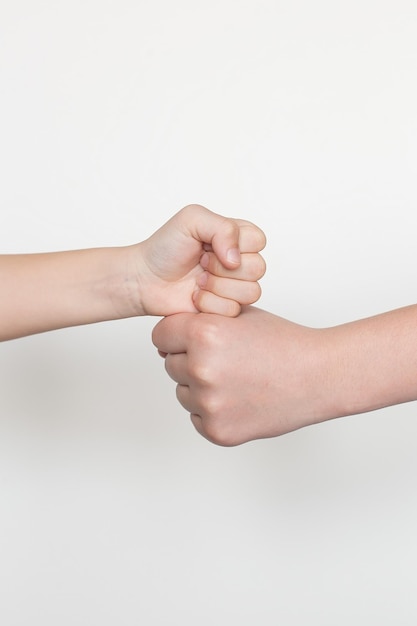 Mãos de crianças gesticulando em um fundo branco saudação masculina