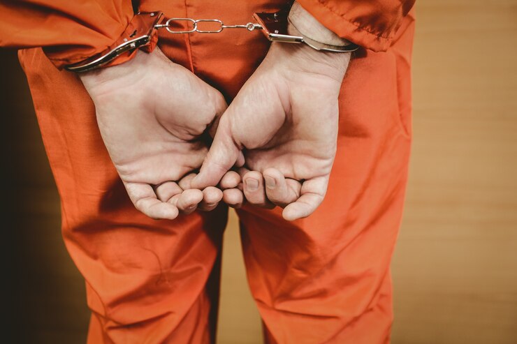 Foto mãos de criminoso com algemas