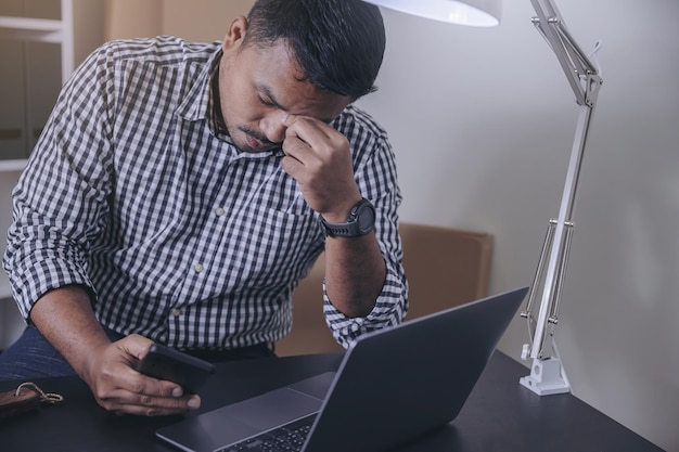 Foto mãos de empresário segurando de negócios desapontados e seriamente por maus resultados de negócios