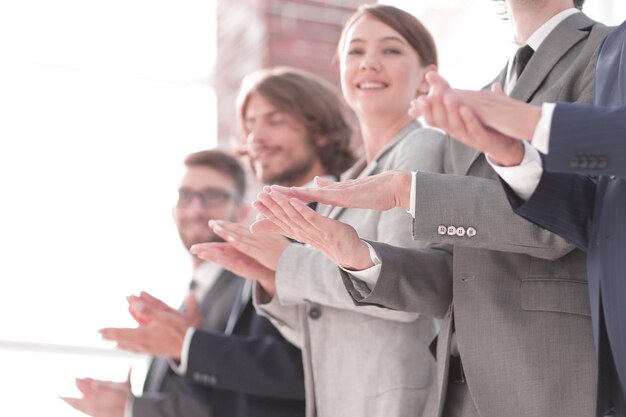 Mãos de empresários aplaudindo