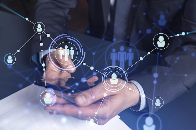 Mãos de especialista em RH navegando em redes sociais na Internet em telefone inteligente para encontrar os melhores candidatos para contratar equipe internacional Conceito de sucesso Ícones de holograma de mídia Roupa formal