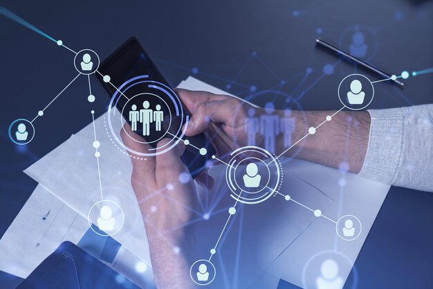 Mãos de especialista em RH navegando em redes sociais na Internet em telefone inteligente para encontrar os melhores candidatos para contratar equipe internacional Conceito de sucesso Ícones de holograma de mídia