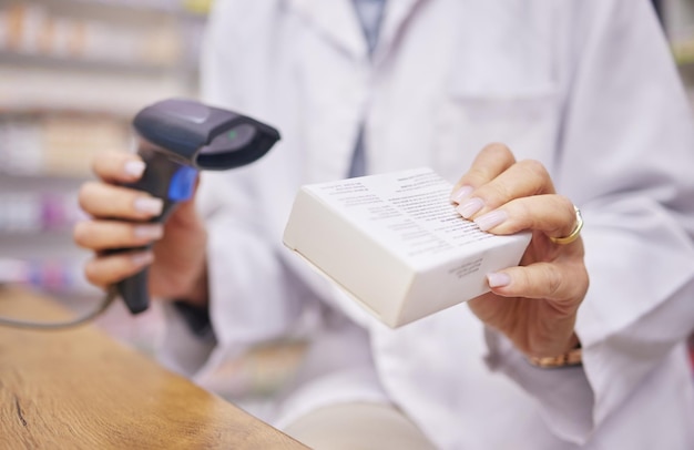 Mãos de farmácia e mulher digitalizando remédios no caixa para medicamentos prescritos Pílulas de saúde e farmacêutico útil com produto médico na caixa e scanner digital na farmácia de varejo