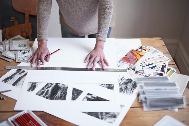 Mãos de fotógrafo e desenho em papel na mesa com régua para projeto em startup acima Negócio criativo e artista na mesa com planejamento de esboços e trabalho profissional em portfólio com lápis