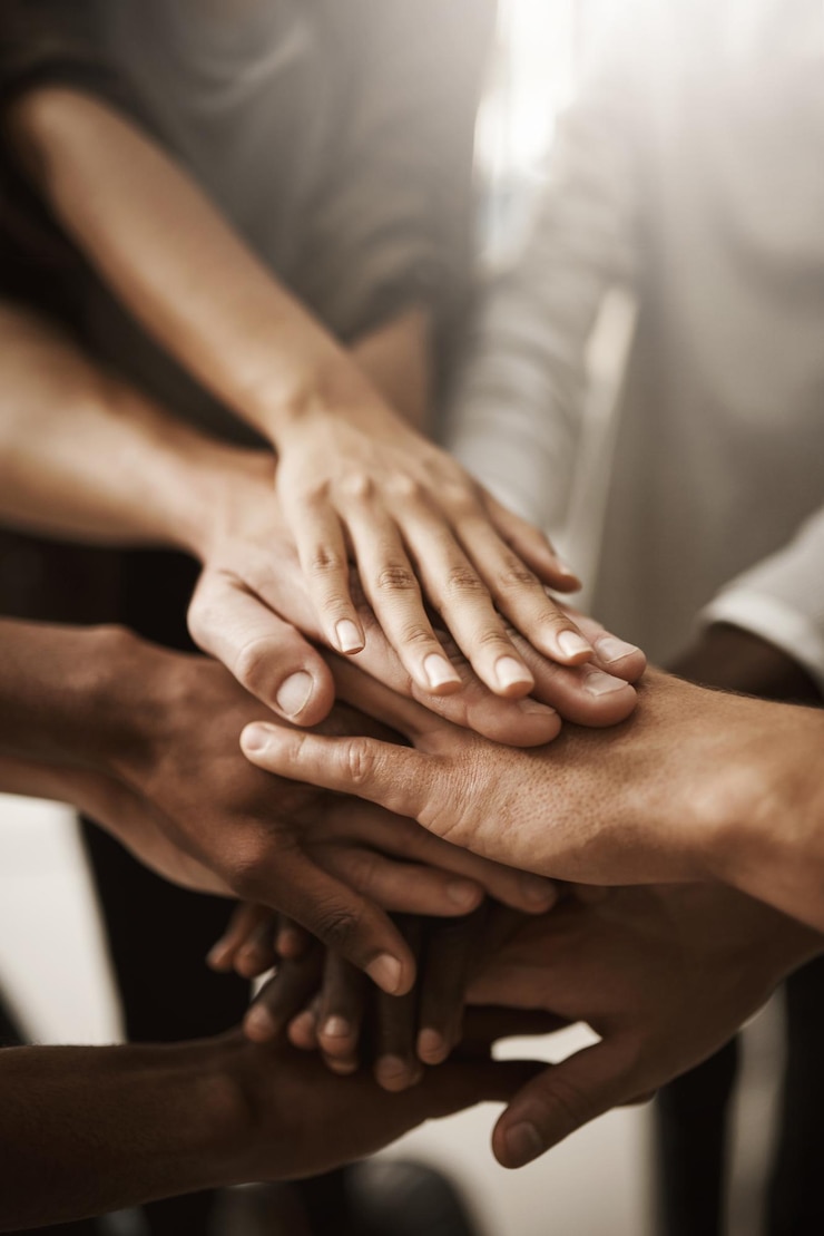Foto mãos de grupo de empresários corporativos empilhados para colaboração e celebração de trabalho em equipe equipe de trabalhadores funcionários e colegas de trabalho mostrando unidade juntos para apoiar a confiança e a vitória