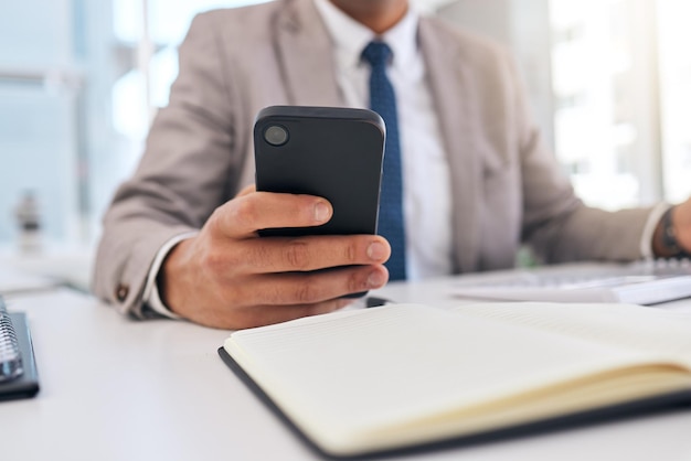 Mãos de homem de negócios e digitação com telefone na mesa para rede social contato com internet móvel ou mídia de pesquisa Closeup trabalhador de escritório e smartphone para obter informações sobre tecnologia de aplicativo digital ou bate-papo