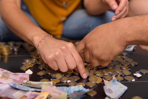 Foto mãos de homem e mulher contando dinheiro economizado fecham depois de salvar o conceito de economia