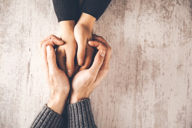 Foto mãos de homem e mulher