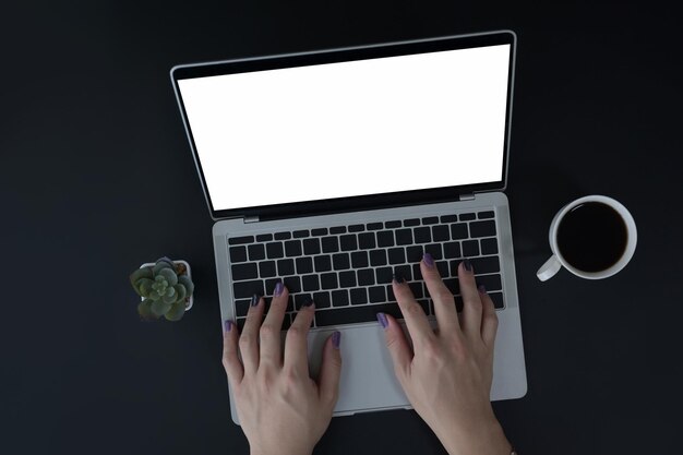 Mãos de homem elegante digitando no teclado do computador portátil Vista aérea