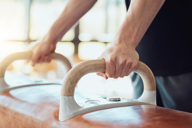 Mãos de homem ginasta treinando no cavalo com alças para fitness forte equilíbrio e flexibilidade treino objetivo esportivo Atleta esportivo no exercício ou prática de equipamentos de ginástica para melhor desempenho cardio