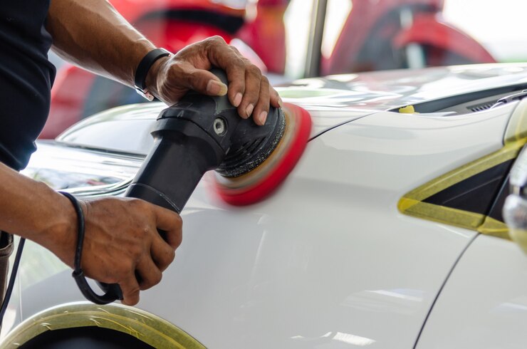 Foto mãos de homem segurando a ferramenta de trabalho polem o carro