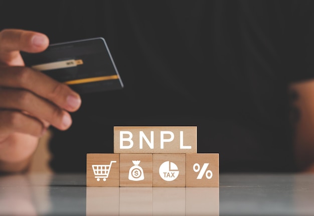 Foto mãos de homem segurando cartão de crédito com ícones bnpl compre agora pague depois conceito de compras online ícones de compras online