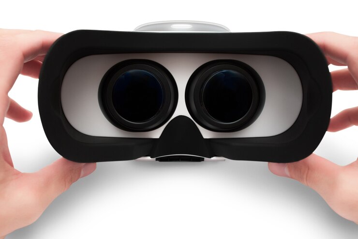 Foto mãos de homem segurando óculos virtuais, fone de ouvido com óculos de realidade virtual isolado no branco