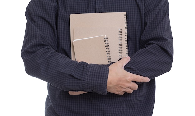 Foto mãos de homem segurando um caderno isolado no branco